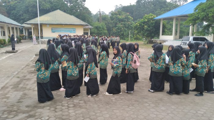 Pembiasaan pagi Rabu Literasi bahasa inggris di MAN 3 Muaro Jambi Pembiasaan pagi Rabu Literasi bahasa inggris di MAN 3 Muaro Jambi