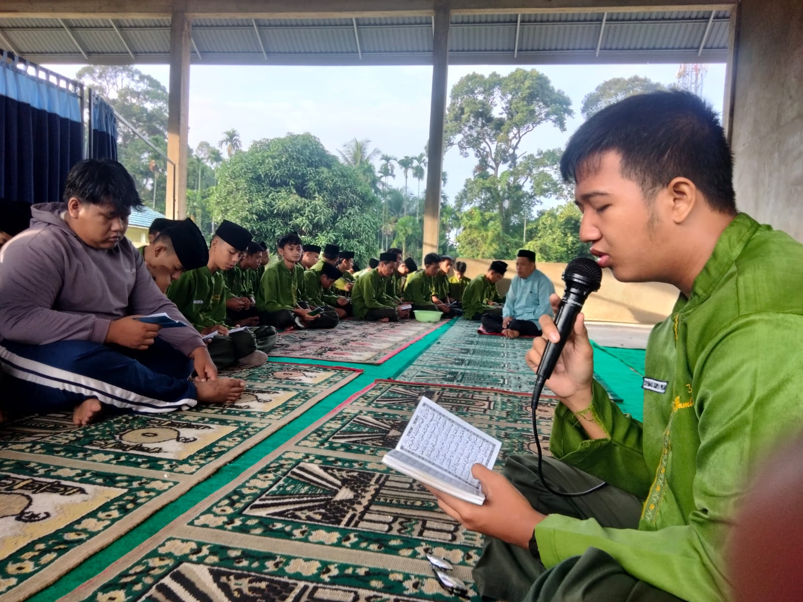 Siswa MAN 3 Muaro Jambi Laksanakan Pembiasaan Jumat Pagi Pembacaan Yasin Siswa MAN 3 Muaro Jambi Laksanakan Pembiasaan Jumat Pagi Pembacaan Yasin