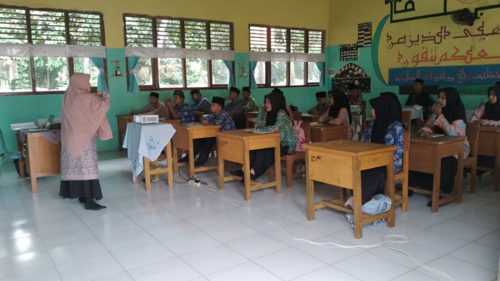 Dedikasi Menginspirasi: Ibu Dessy Rahmawati, S.Pd Ikuti Penilaian Guru Mengajar 