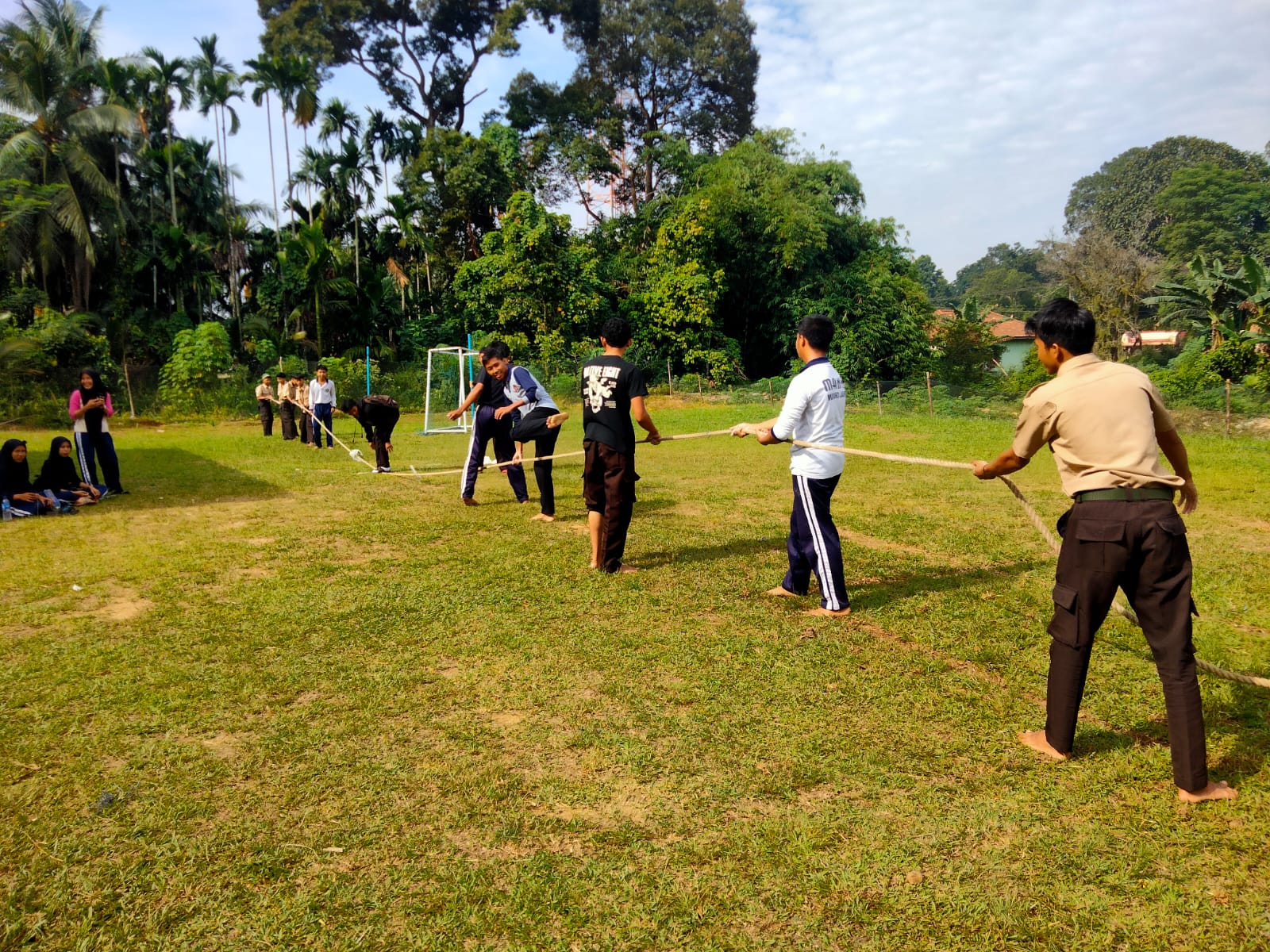LOMBA TARIK TAMBANG WARNAI CLASS MEETING SEMESTER GANJIL MAN 3 MUARO JAMBI TAHUN 2024