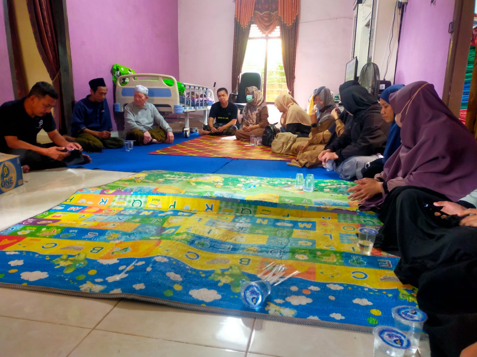 MENGUATKAN KEBERSAMAAN DENGAN MENJENGUK KELUARGA MAN 3 MUARO JAMBI YANG SAKIT MENGUATKAN KEBERSAMAAN DENGAN MENJENGUK KELUARGA MAN 3 MUARO JAMBI YANG SAKIT