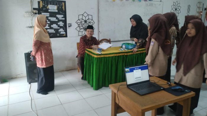 Kasi Pendidikan Madrasah Kemenag Muaro Jambi Monev TKA di MAN 3 Muaro Jambi 