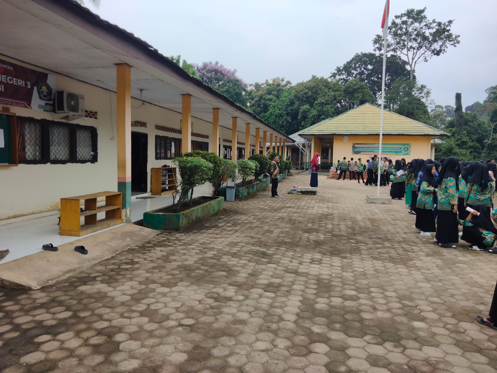 PEMBIASAAN BAHASA INGGRIS DI MAN 3 MUARO JAMBI