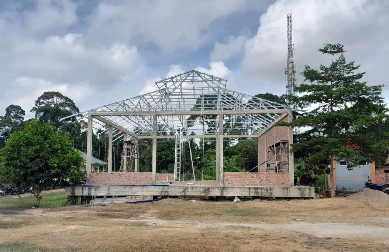 PEMBANGUNAN MUSHOLA MAN 3 MUARO JAMBI MASUKI TAHAP LANJUTAN 