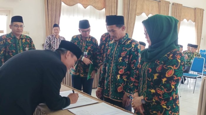 Kepala MAN 3 Muaro Jambi Menandatangani Perjanjian Kinerja (Perkin) Tahun 2026 di Kankemenag Muaro Jambi Kepala MAN 3 Muaro Jambi Menandatangani Perjanjian Kinerja (Perkin) Tahun 2026 di Kankemenag Muaro Jambi