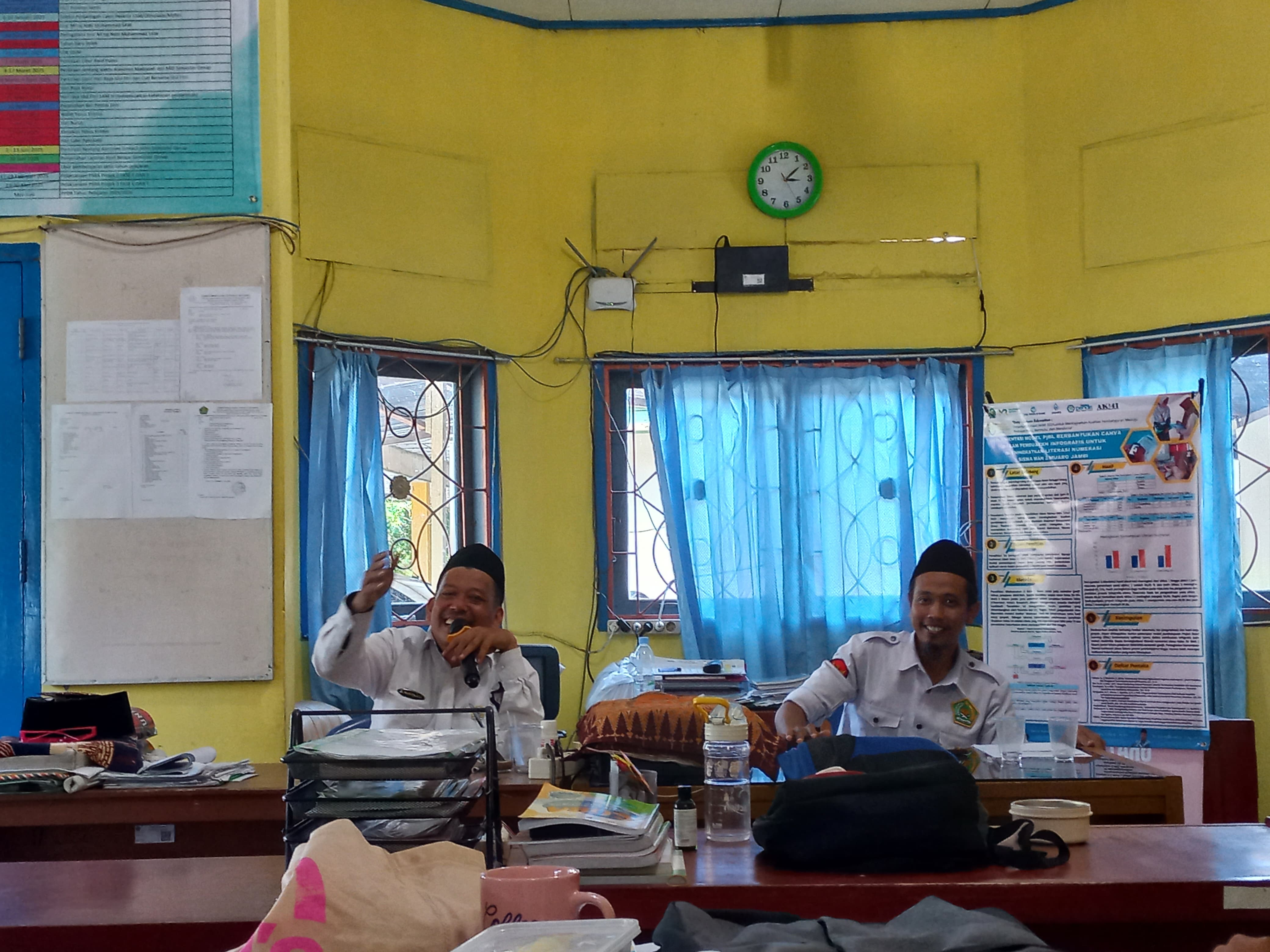 RAPAT EVALUASI DI MAN 3 MUARO JAMBI 