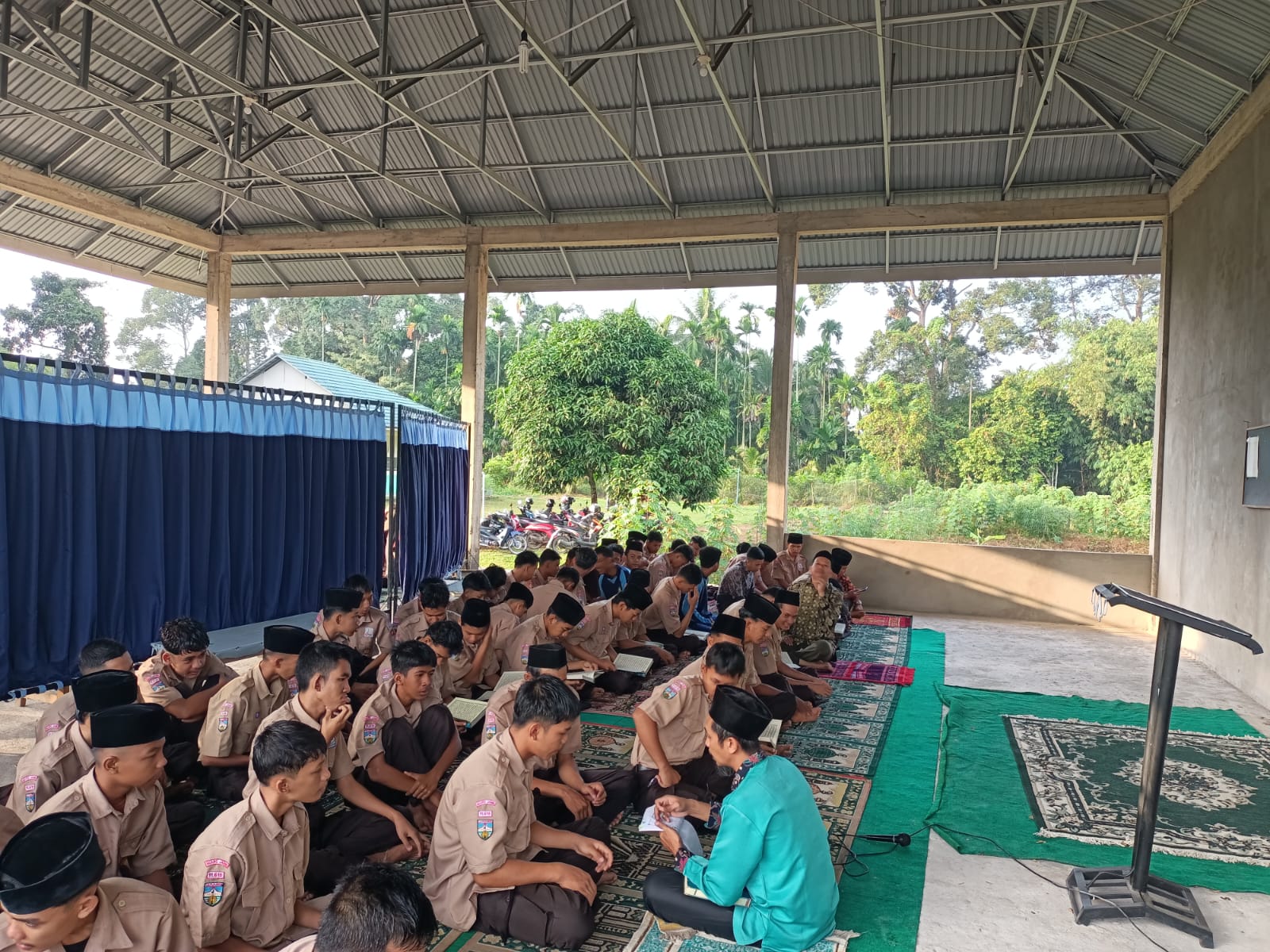 Program Pembiasaan Sholat Dhuha dan tadarus Al-Qur'an di MAN 3 Muaro Jambi 