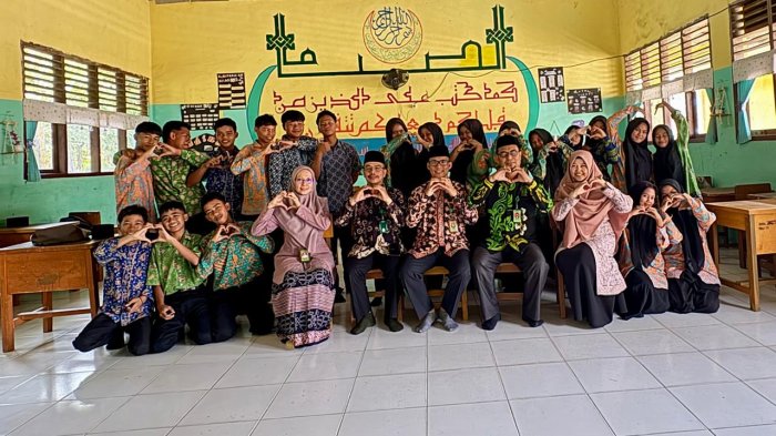 Guru dan Pengawas Abadikan Momen Usai Penilaian Guru mengajar di MAN 3 Muaro Jambi Guru dan Pengawas Abadikan Momen Usai Penilaian Guru mengajar di MAN 3 Muaro Jambi