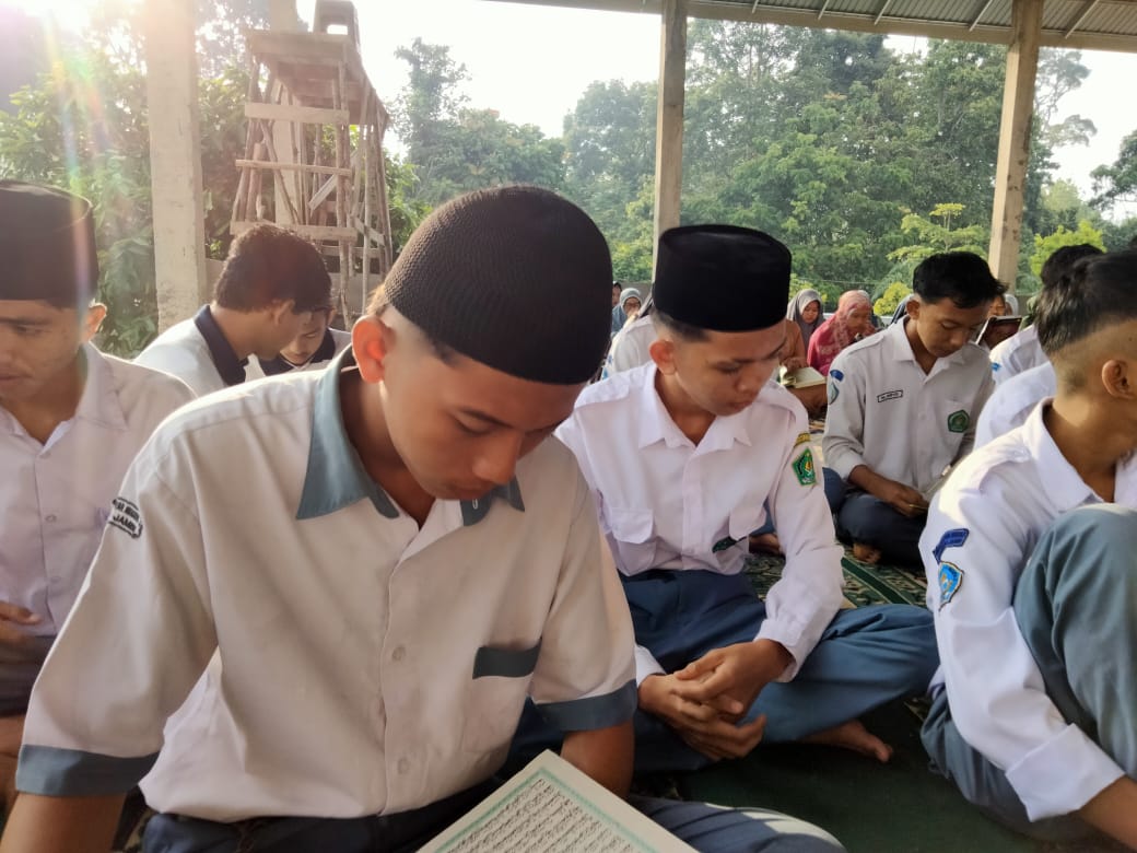 Pembiasaan tadarus Al-Qur'an mengawali aktifitas pagi Selasa di MAN 3 MUARO JAMBI 