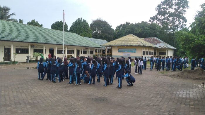 MAN 3 Muaro Jambi Adakan Jumat Bersih untuk Lingkungan Sehat MAN 3 Muaro Jambi Adakan Jumat Bersih untuk Lingkungan Sehat