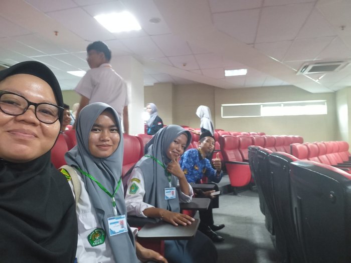 Dua Siswa MAN 3 Muaro Jambi Ikuti Lomba Kimia di UIN Jambi