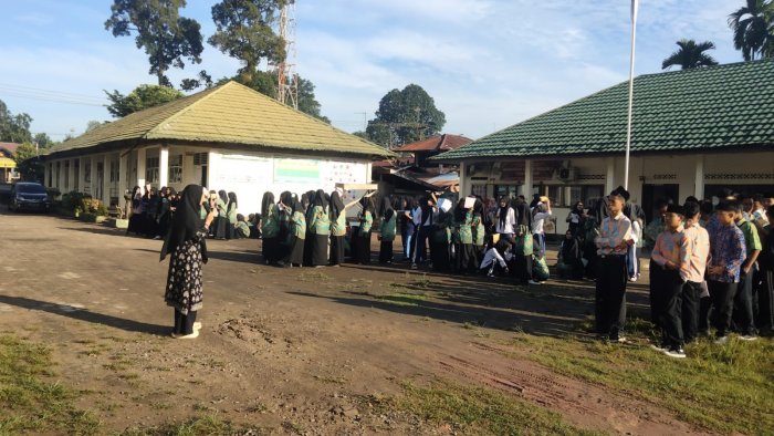 Kegiatan Literasi Bahasa Inggris MAN 3 Muaro Jambi: Mengenal Adjective dengan Antusias dan Semangat Kebersamaan