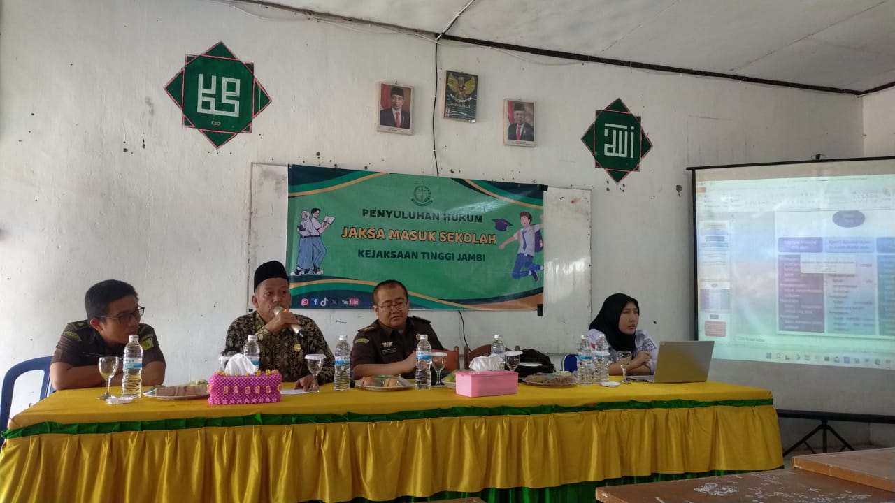 Jaksa Masuk Madrasah, Kasi Penerangan Hukum Kejaksaan tinggi jambi memberikan penerangan hukum di MAN  3 Muaro Jambi 