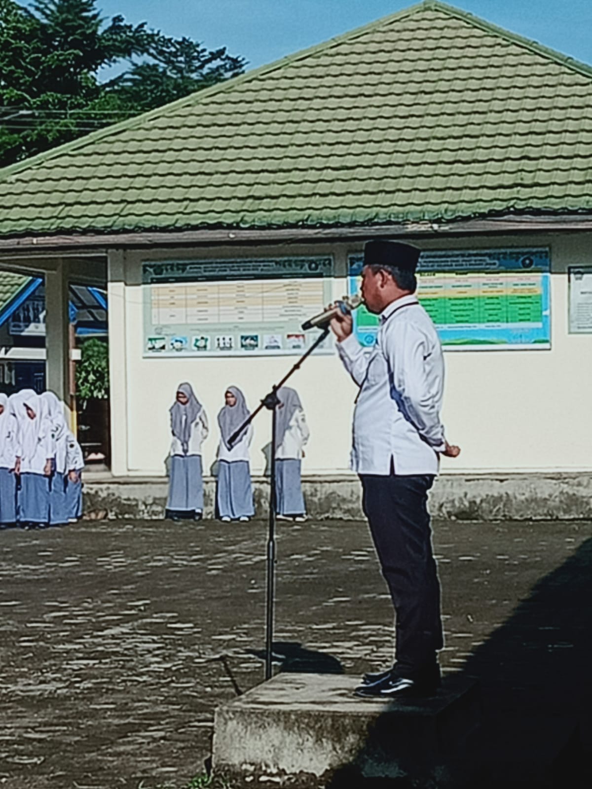 Pembina : Peraturan Bukan Untuk Mengekang Siswa Pembina : Peraturan Bukan Untuk Mengekang Siswa
