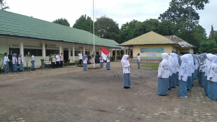 Upacara Bendera di MAN 3 Muaro Jambi Berjalan Khidmat