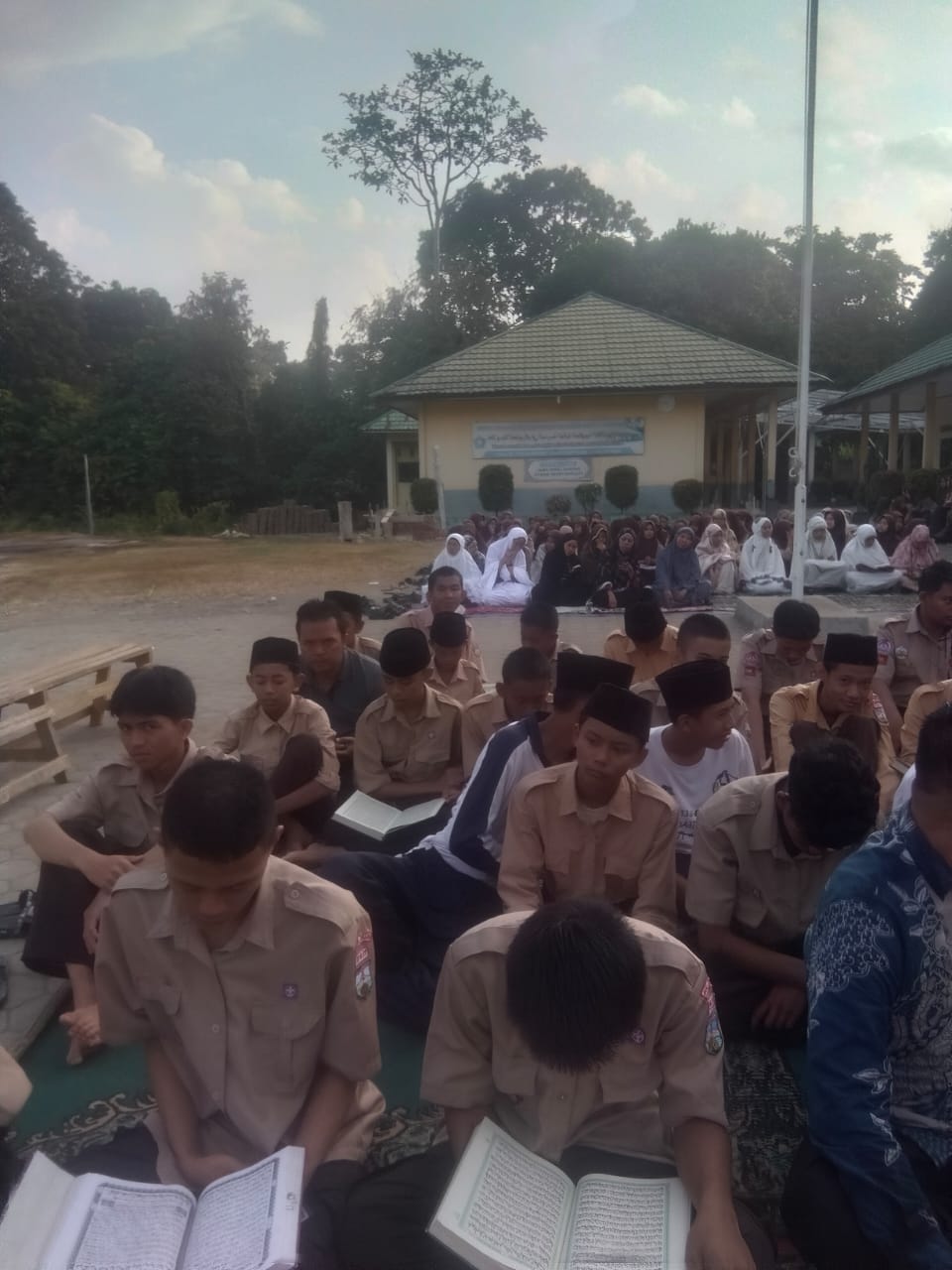 Dhuha dan Tadarus Al-Qur'an Menjadi Program Pembiasaan pagi Siswa MAN 3 Muaro Jambi Dhuha dan Tadarus Al-Qur'an Menjadi Program Pembiasaan pagi Siswa MAN 3 Muaro Jambi