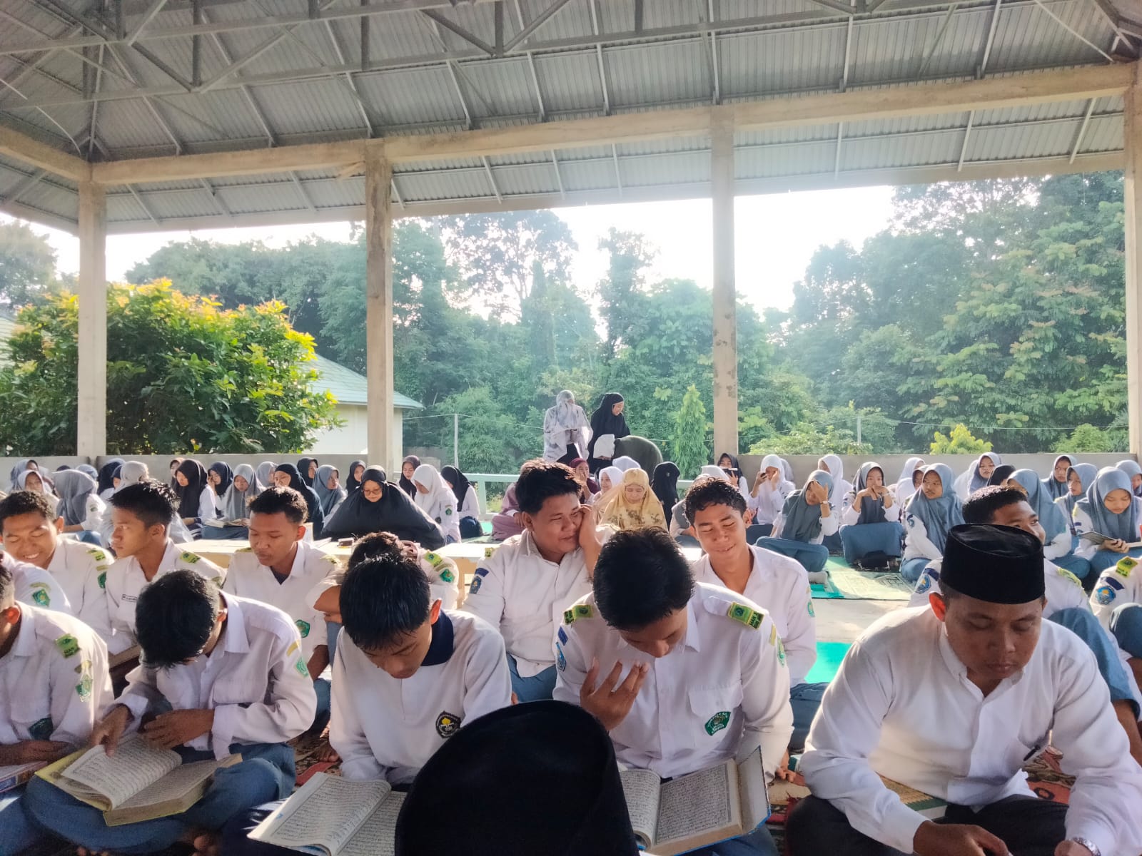 Pembiasaan Pagi MAN 3 Muaro Jambi: Shalat Dhuha dan Membaca Al-Qur'an Pembiasaan Pagi MAN 3 Muaro Jambi: Shalat Dhuha dan Membaca Al-Qur'an