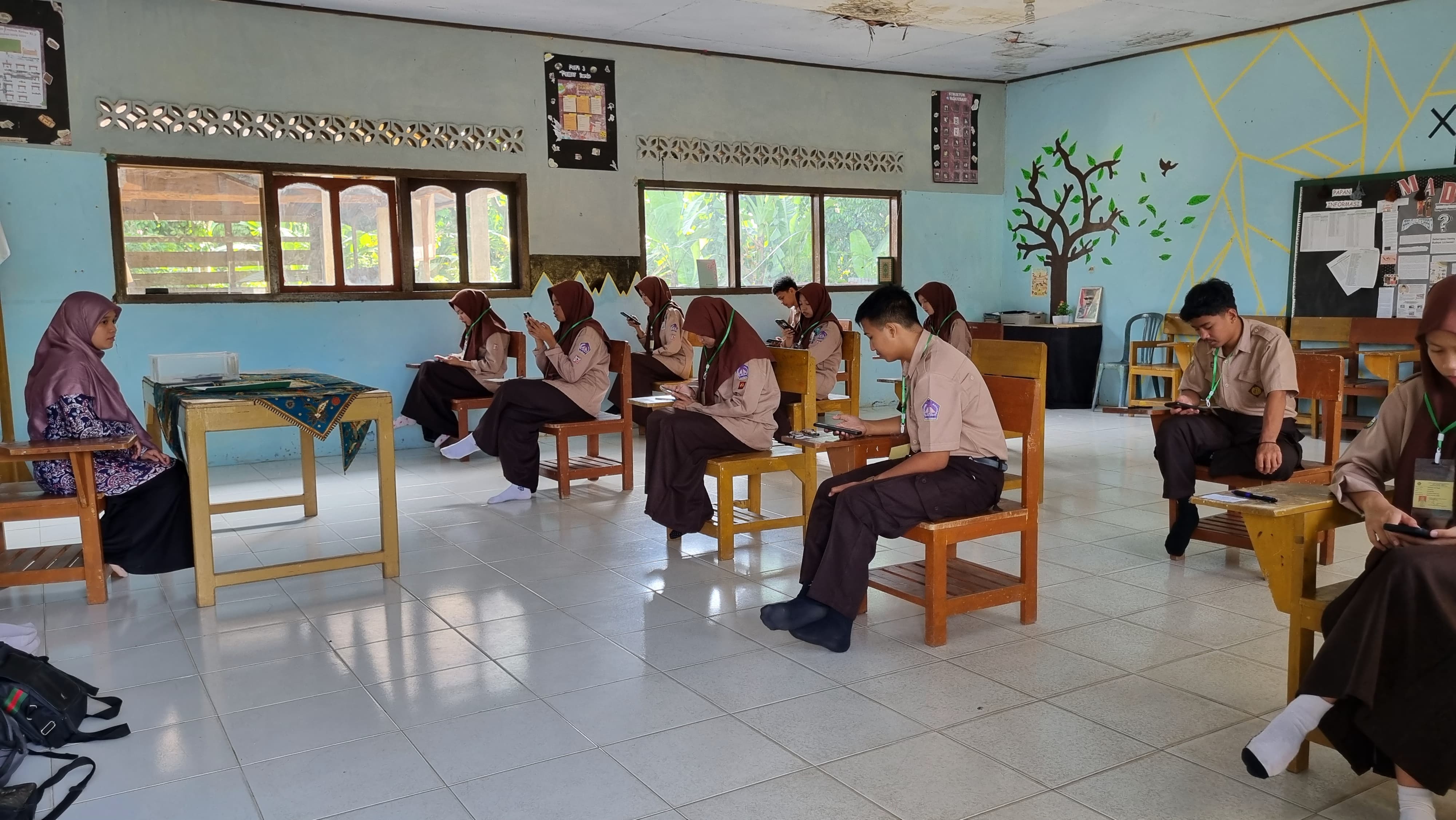 Suasana Ujian Madrasah di MAN 3 Muaro Jambi tahun pelajaran 2024/2025 berlangsung dengan tertib, aman, dan lancar