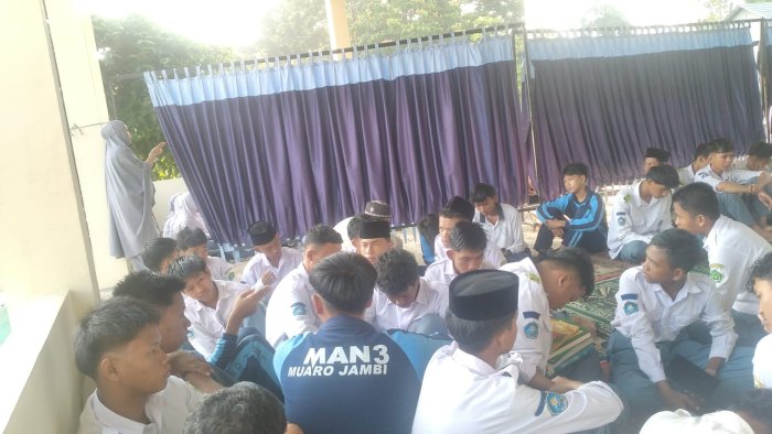 MAN 3 Muaro Jambi Terapkan Piket Sore untuk Disiplin Siswa