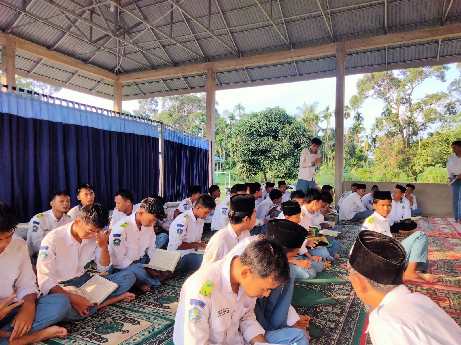  Pembiasaan Pagi Selasa: Shalat Dhuha dan Membaca Alquran di MAN 3 Muaro Jambi