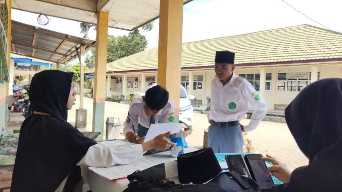 Peran Guru Piket MAN 3 Muaro Jambi Jaga Disiplin Sekolah Peran Guru Piket MAN 3 Muaro Jambi Jaga Disiplin Sekolah