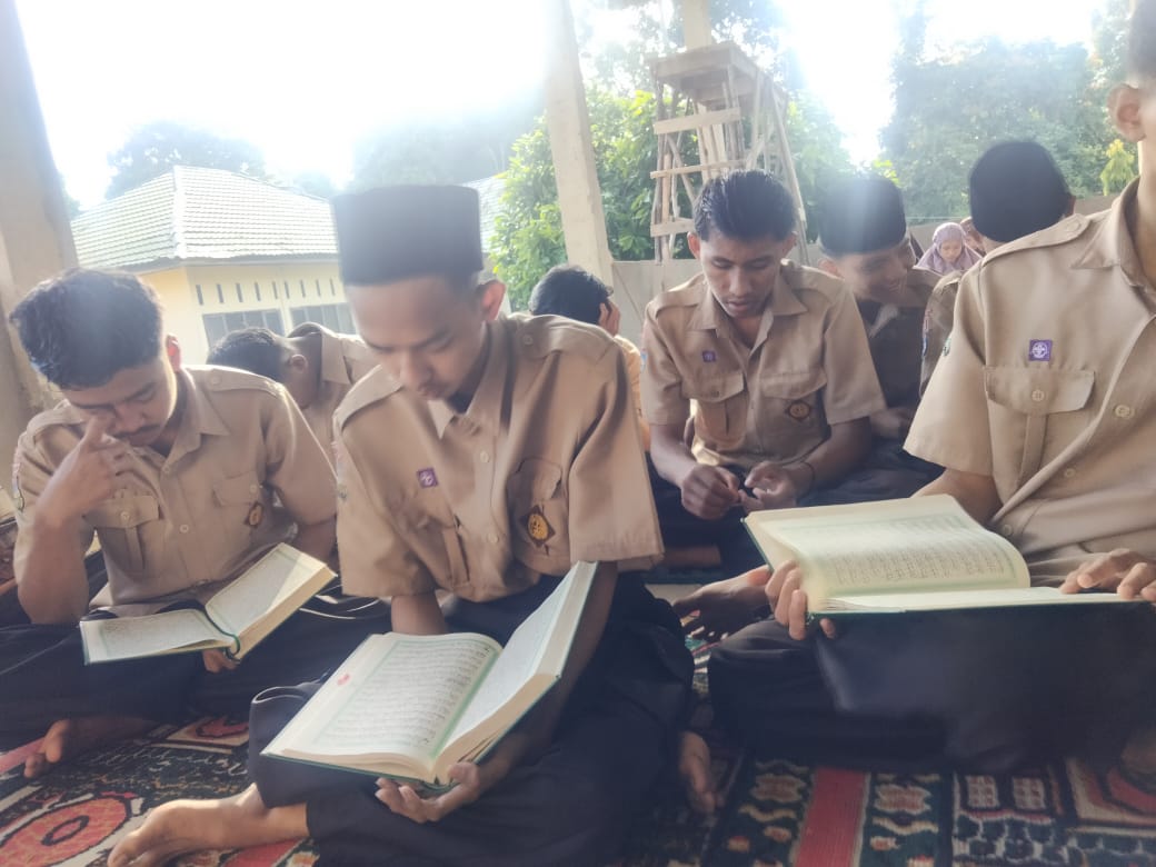 Pembiasaan Shalat Duha Membaca Al-Qur'an Di MAN 3 Muaro Jambi Pembiasaan Shalat Duha Membaca Al-Qur'an Di MAN 3 Muaro Jambi