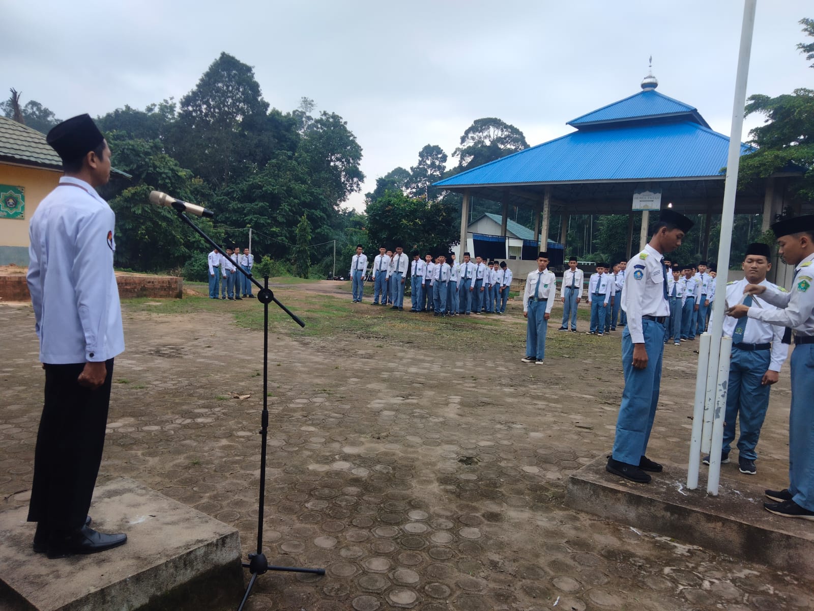Upacara Bendera Senin di MAN 3 Muaro Jambi Upacara Bendera Senin di MAN 3 Muaro Jambi