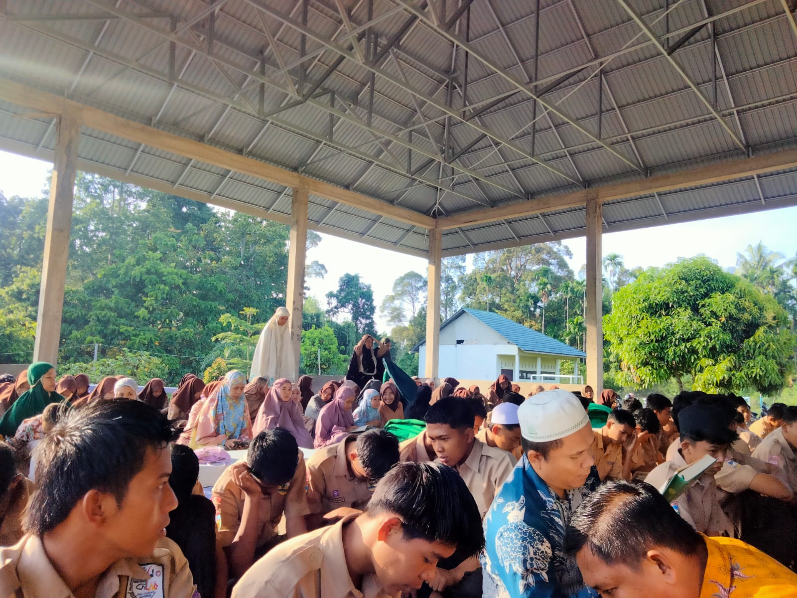 Guru dan siswa Rutinkan Tadarus Al-Qur'an sebagai pembiasaan pagi di MAN 3 MUARO JAMBI 