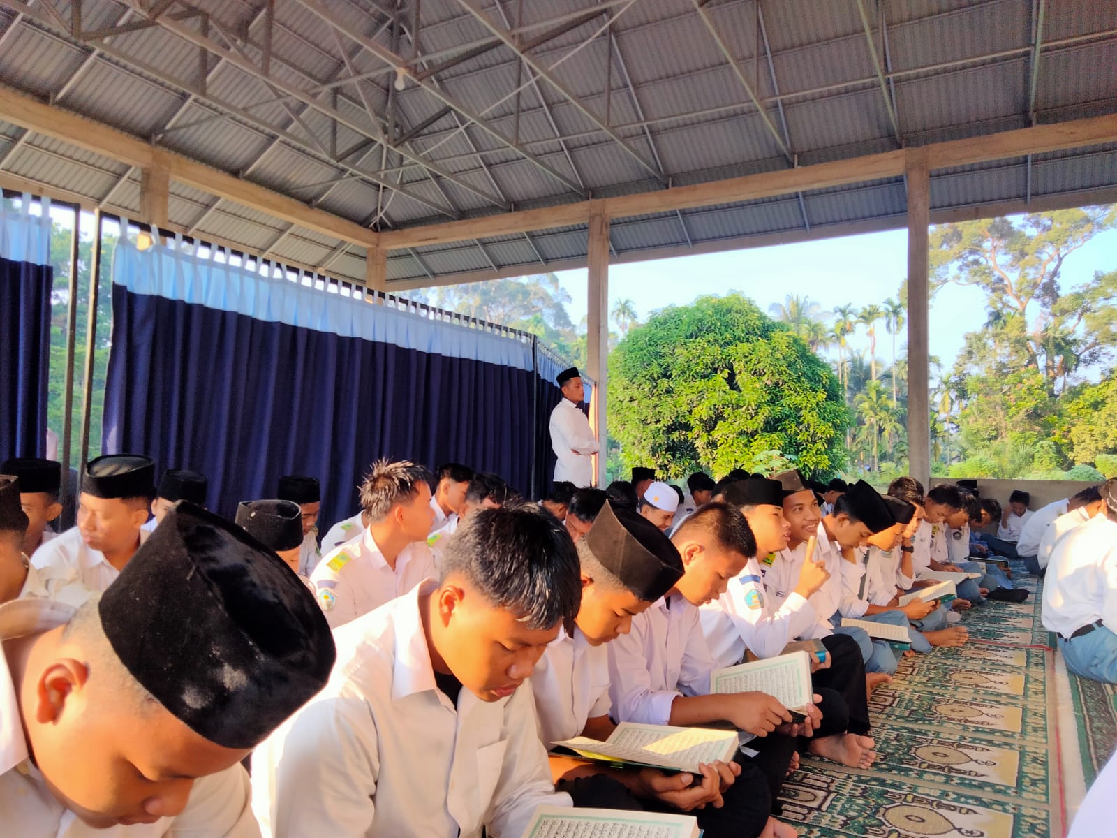 Semangat Pembiasaan Pagi Selasa: Membaca Al-Qur’an dan Shalat Dhuha di MAN 3 Muaro Jambi Semangat Pembiasaan Pagi Selasa: Membaca Al-Qur’an dan Shalat Dhuha di MAN 3 Muaro Jambi