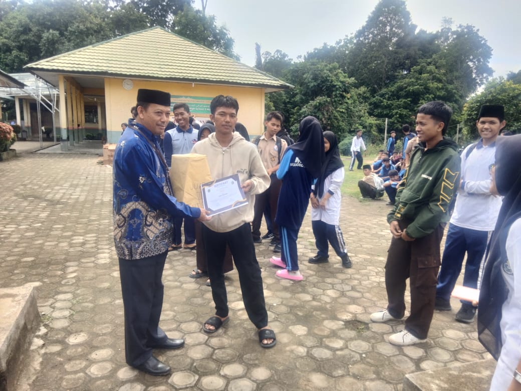 PENYERAHAN PENGHARGAAN WARNAI PENUTUPAN CLASS MEETING MAN 3 MUARO JAMBI 