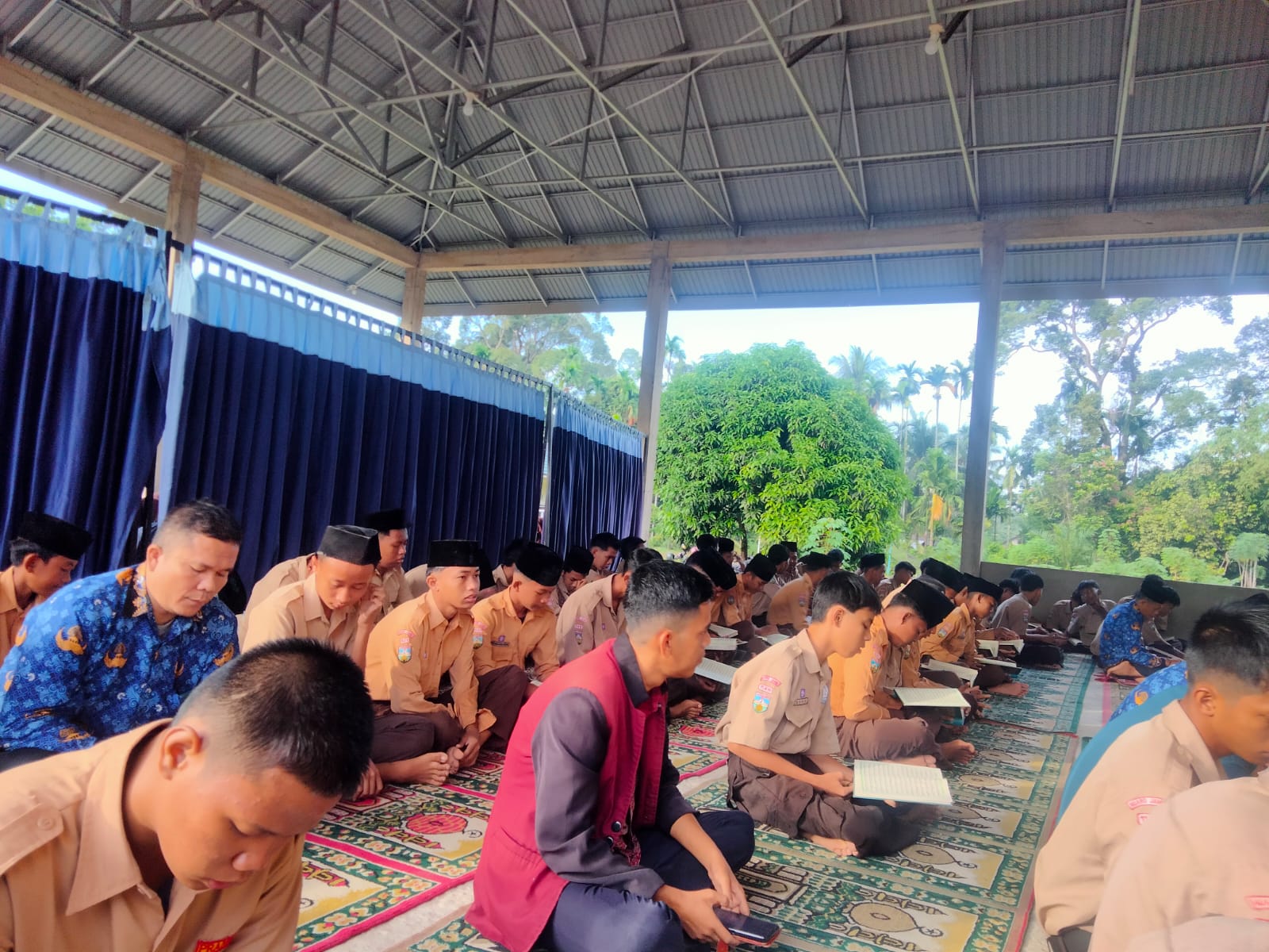 Pagi Kamis di Masjid MAN 3 Muaro Jambi Berlangsung Khidmat