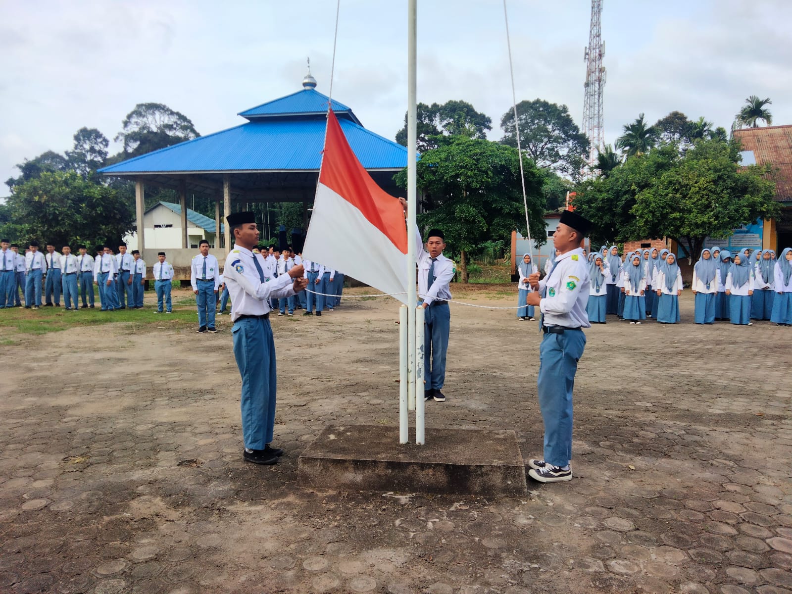 MAN 3 Muaro Jambi Peringati Hari Kartini Lewat Upacara Penuh Semangat Pendidikan MAN 3 Muaro Jambi Peringati Hari Kartini Lewat Upacara Penuh Semangat Pendidikan