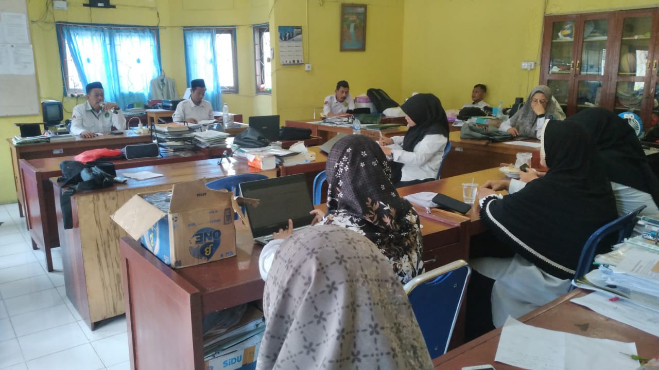 Rapat Persiapan Penilaian Akhir Semester Ganjil di MAN 3 Muaro Jambi Rapat Persiapan Penilaian Akhir Semester Ganjil di MAN 3 Muaro Jambi