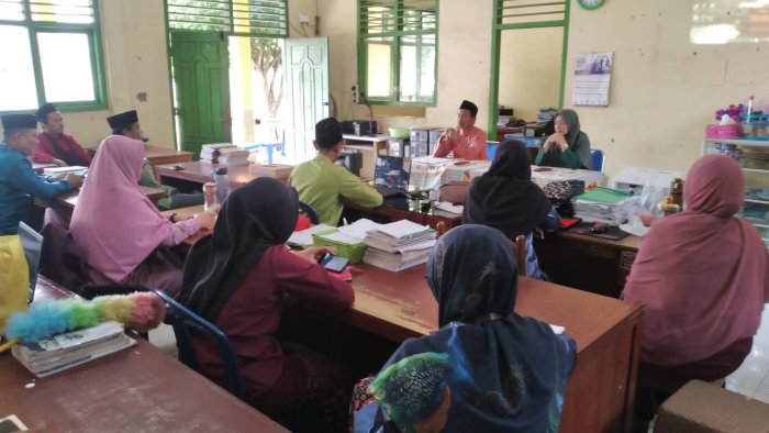 MAN 3 Muaro Jambi Gelar Rapat Pembagian Tugas Semester 2 MAN 3 Muaro Jambi Gelar Rapat Pembagian Tugas Semester 2