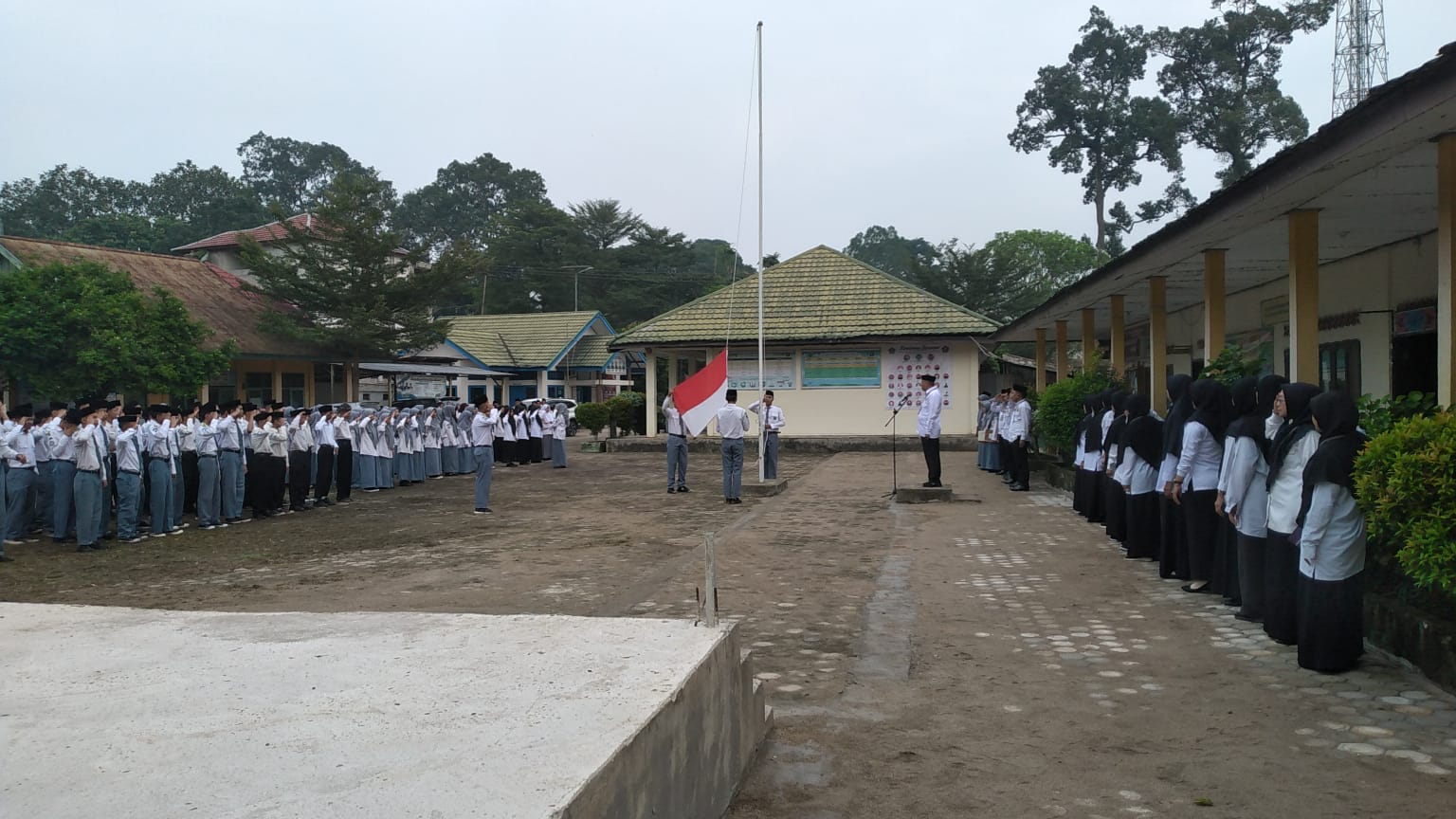 Hari Pertama Tahun Ajaran Baru, MAN 3 Muaro Jambi Laksanakan Upacara Bendera