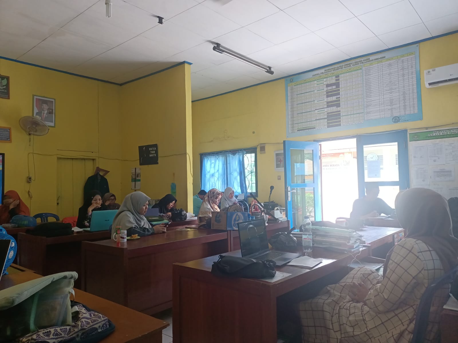 RAPAT TEKNIS PENGISIAN RAPOR DIGITAL MADRASAH DI MAN 3 MUARO JAMBI RAPAT TEKNIS PENGISIAN RAPOR DIGITAL MADRASAH DI MAN 3 MUARO JAMBI