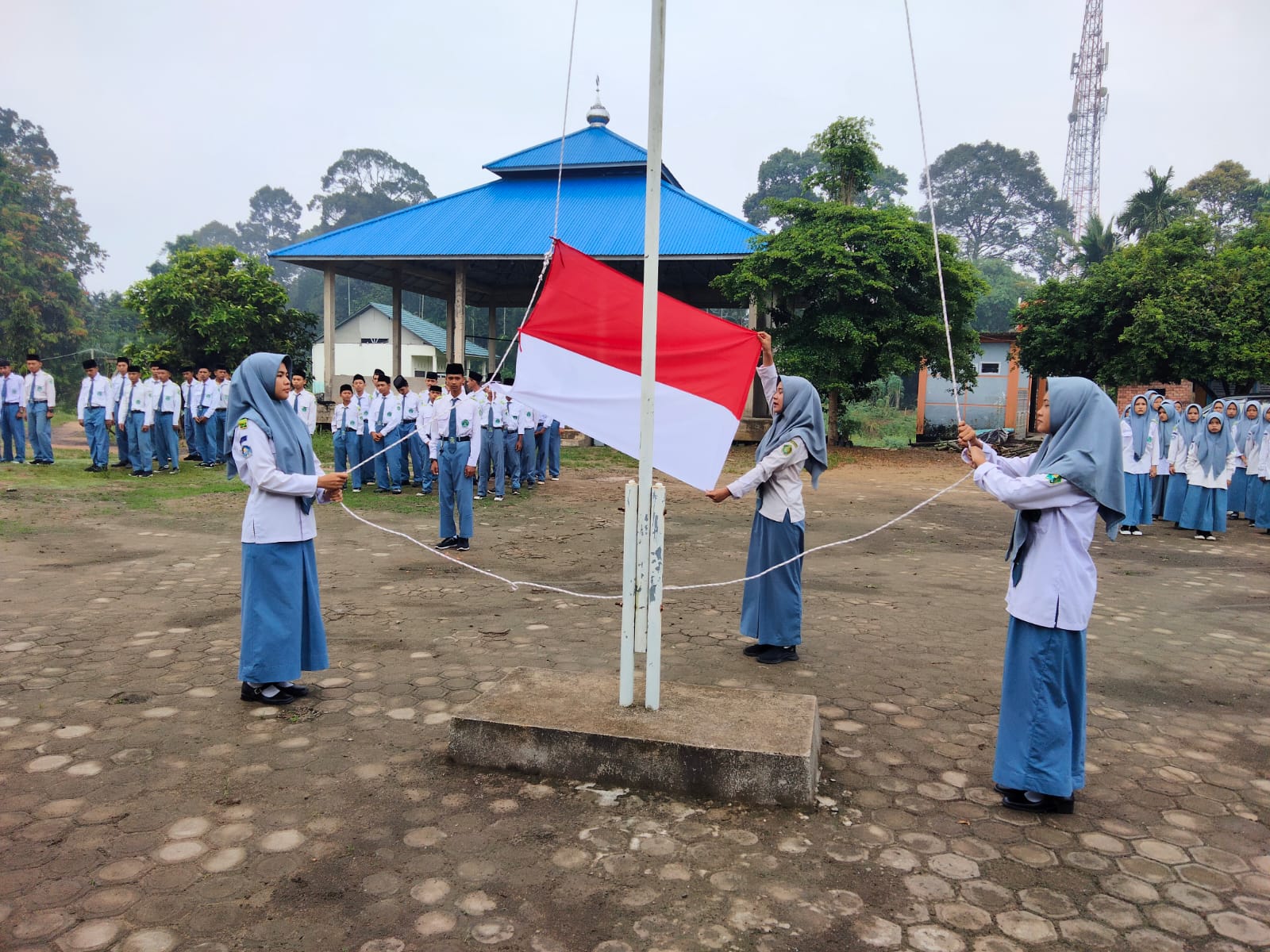  Pelaksanaan Upacara Bendera di MAN 3 Muaro Jambi Berlangsung Khidmat, Pembina Tekankan Disiplin dan Kesiapan Ujian