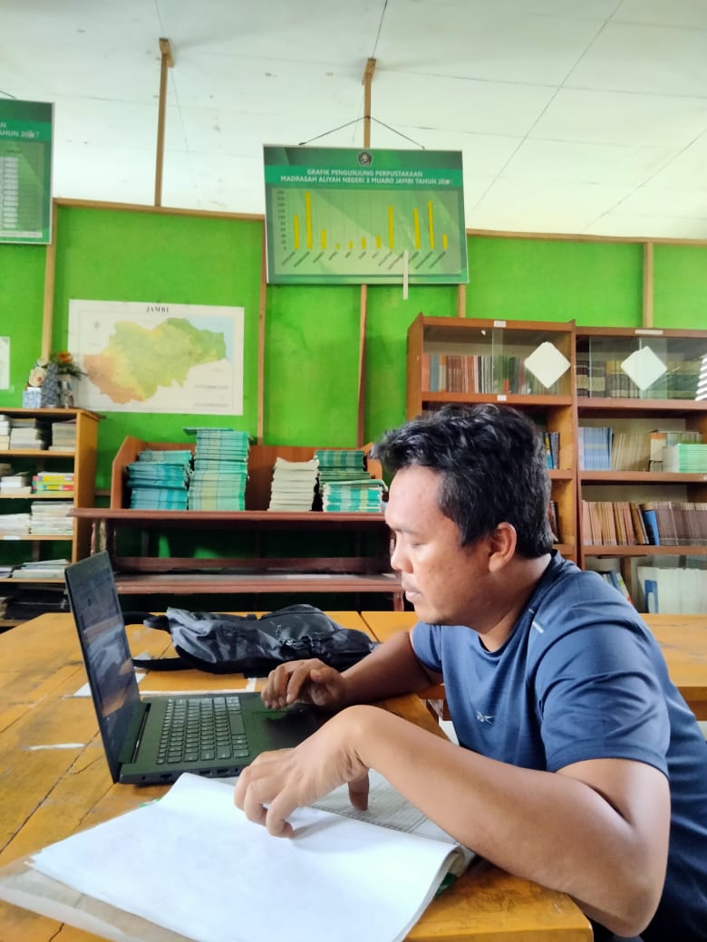 KESIBUKAN GURU DAN WALI KELAS MENGISI RAPOR DIGITAL MADRASAH DI MAN 3 MUARO JAMBI KESIBUKAN GURU DAN WALI KELAS MENGISI RAPOR DIGITAL MADRASAH DI MAN 3 MUARO JAMBI