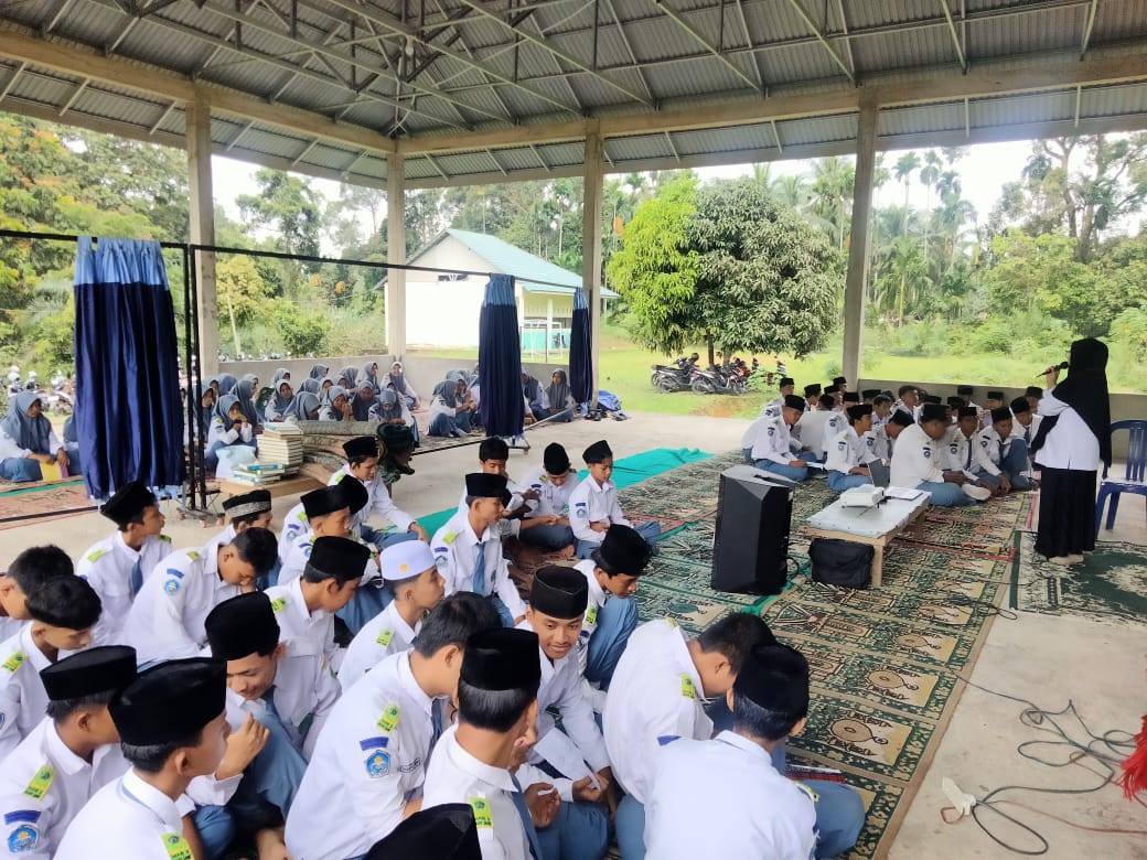 Pelaksanaan P5RA di MAN 3 Muaro Jambi: Membuat Batik Jumputan Hari Pertama: Senin, 20 Mei 2025