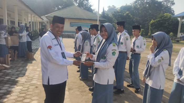 MAN 3 Muaro Jambi Serahkan Hadiah Lomba Sumpah Pemuda MAN 3 Muaro Jambi Serahkan Hadiah Lomba Sumpah Pemuda