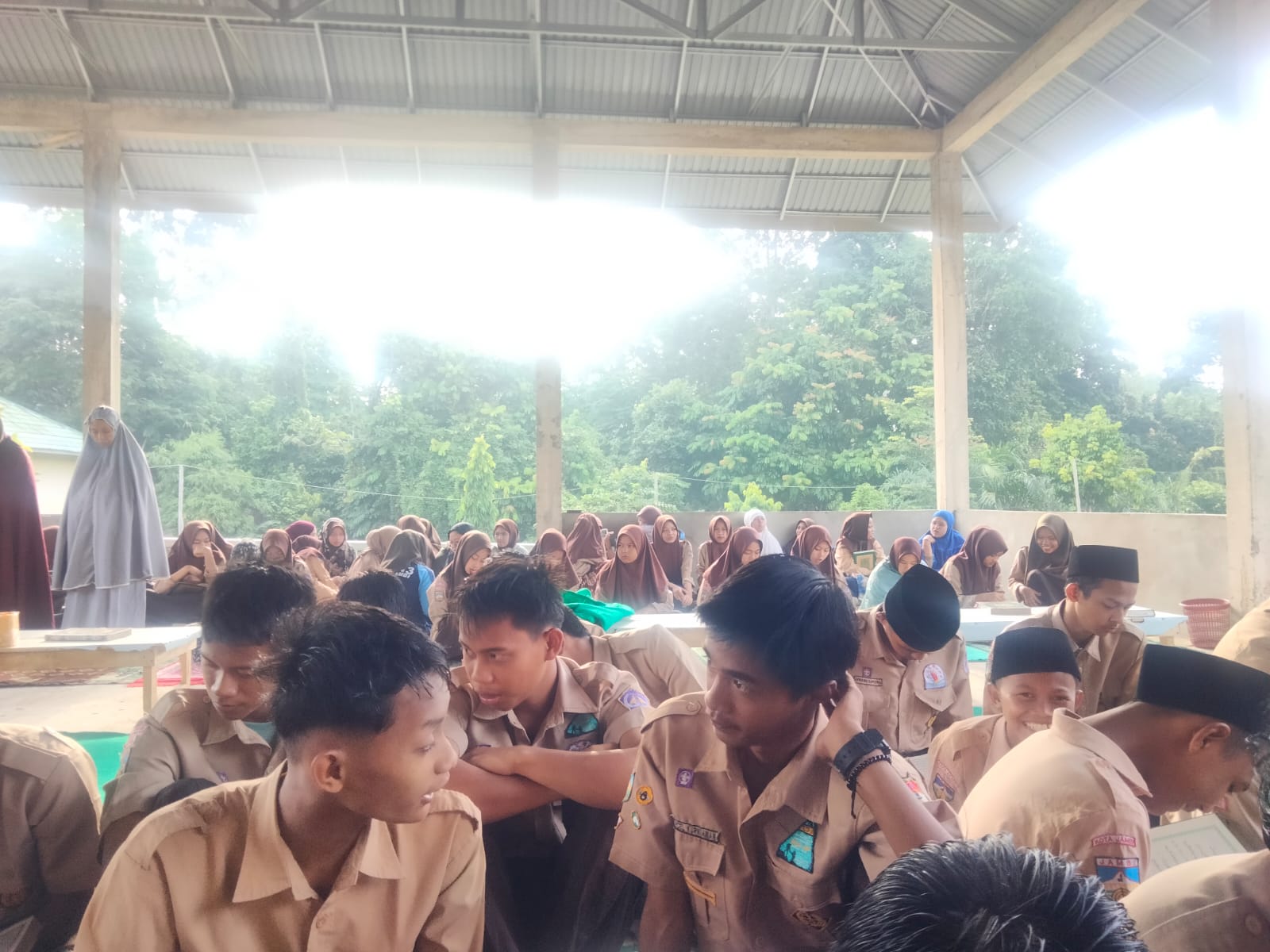 Pembiasaan pagi : Shalat Dhuha di Masjid Al Fattah MAN 3 Muaro Jambi 