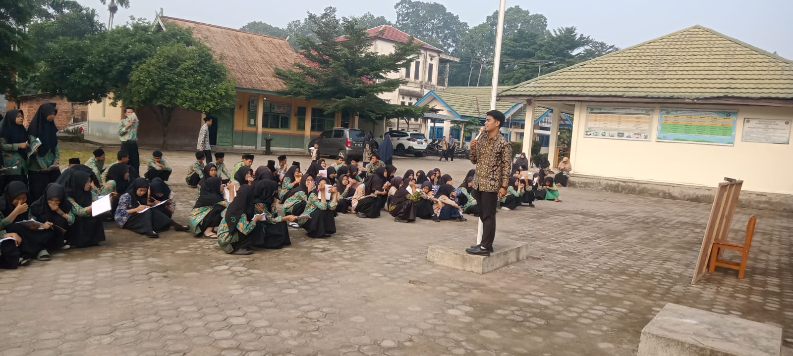Pembiasaan literasi pagi bahasa Arab menulis kalimat menghormati guru di MAN 3 Muaro Jambi Pembiasaan literasi pagi bahasa Arab menulis kalimat menghormati guru di MAN 3 Muaro Jambi