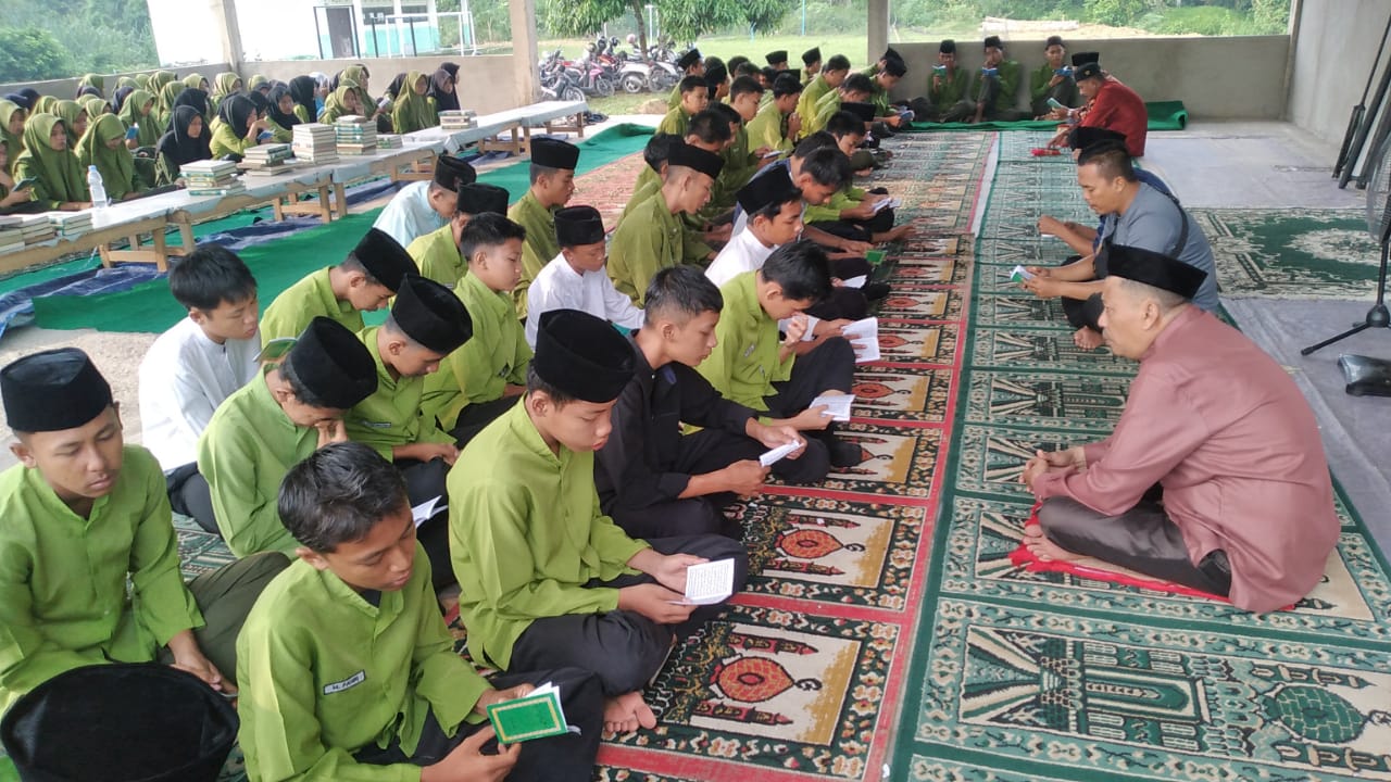 Pembiasaan pagi pembacaan Yasin di MAN 3 MUARO JAMBI Pembiasaan pagi pembacaan Yasin di MAN 3 MUARO JAMBI