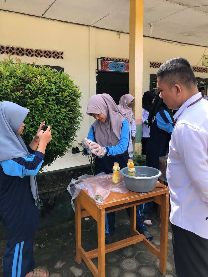 Siswa Antusias Membuat Batik Jumputan dalam Kegiatan P5RA