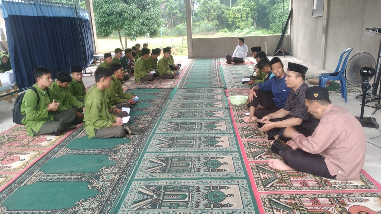 PEMBIASAAN PAGI JUM'AT MEMBACA YASIN DALAM SUASANA CLASS MEETING SEMESTER GANJIL 2024