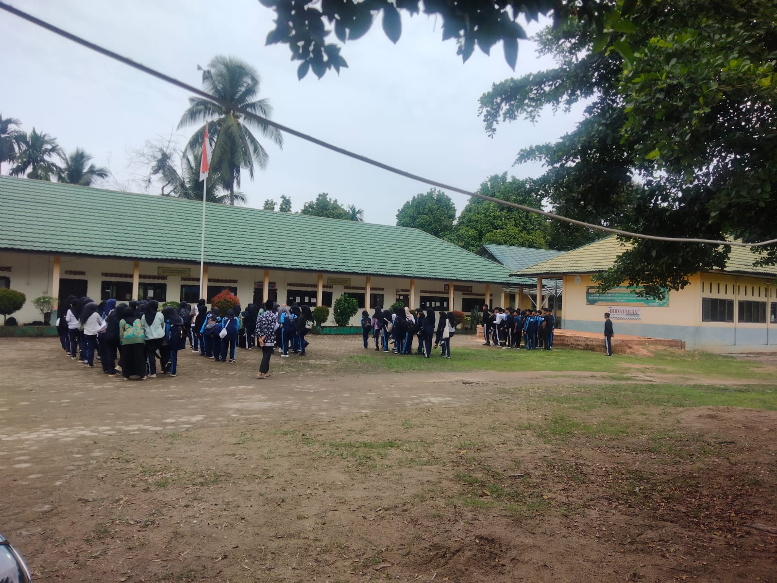 PEMBIASAAN PAGI LITERASI BAHASA INGGRIS DI MAN 3 MUARO JAMBI 