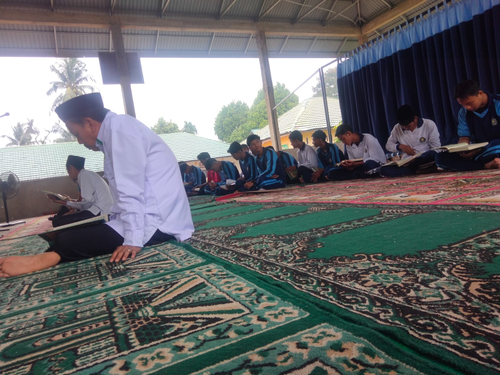 PEMBIASAAN PAGI SELASA DHUHA DAN MEMBACA ALQURAN DI MAN 3 MUARO JAMBI 